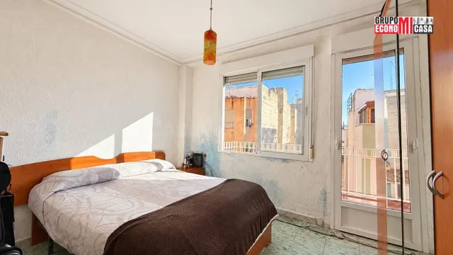 Vivienda de 3 dormitorios con balcón en Plaza Madrid, Elche (Alicante) — 2