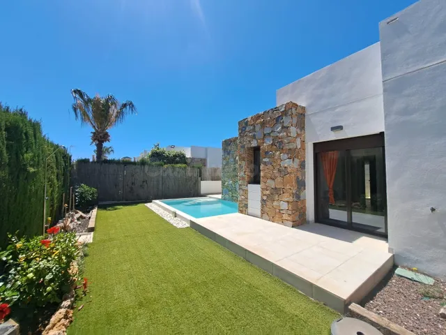 VILLA INDEPENDIENTE EN MONTEZENIA, ORIHUELA COSTA - foto 2