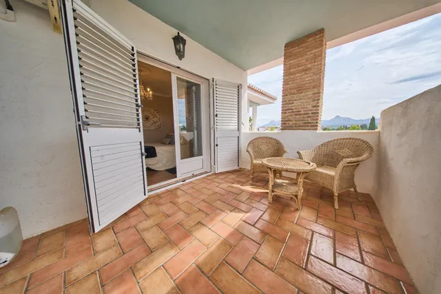PRECIOSO chalet seminuevo con piscina en Pantano de Cubillas (Llanos de Silva) — 46