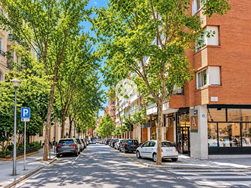 Amplia vivienda a reformar en una finca clásica de Sant Gervasi-Galvany.