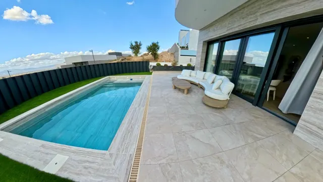 ✨ Alquiler de exclusiva casa de diseño en Altos de La Zubia  - foto 2