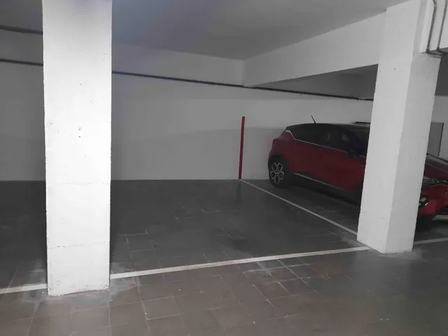 13 Plazas de Parking para COCHE GRANDE o MOTOS IDEAL INVERSORES en la Plaça Granollers de Mataró — 2