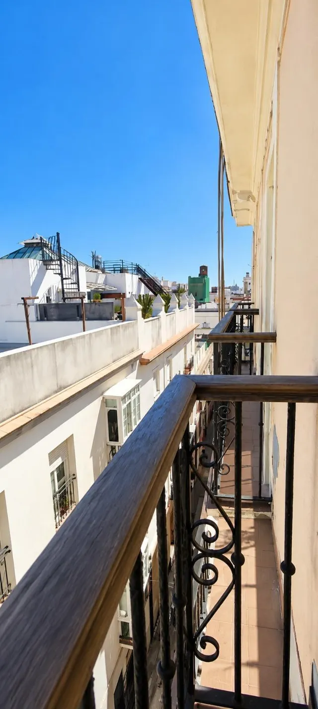 PLAZA DE MINA – CÁDIZ - ¡ EXTERIOR CON BALCONES A LA CALLE ! - foto 2
