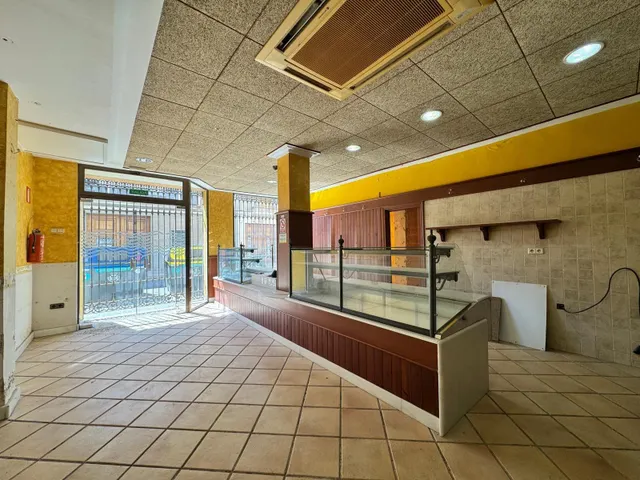 ¿Buscas un espacio listo para arrancar tu panadería-cafetería a solo unos pasos del Mediterráneo? Este amplio local en pleno centro de Pinedo combina la afluencia turística de la playa con la cli — 25