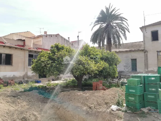 SE VENDE CASA EN JACARILLA,  PARA REFORMAR — 17