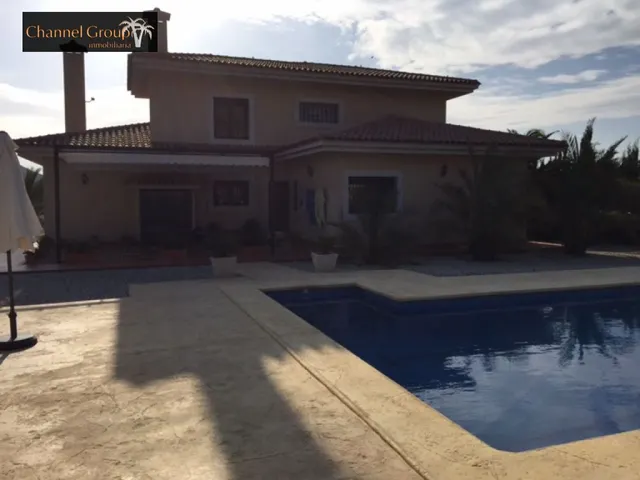 SE VENDE MAGNIFICO CHALET NOVELDA — 28