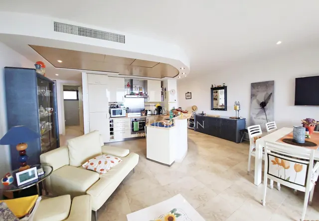 Apartamento luminoso con vistas al mar, terraza, parking y e - foto 2
