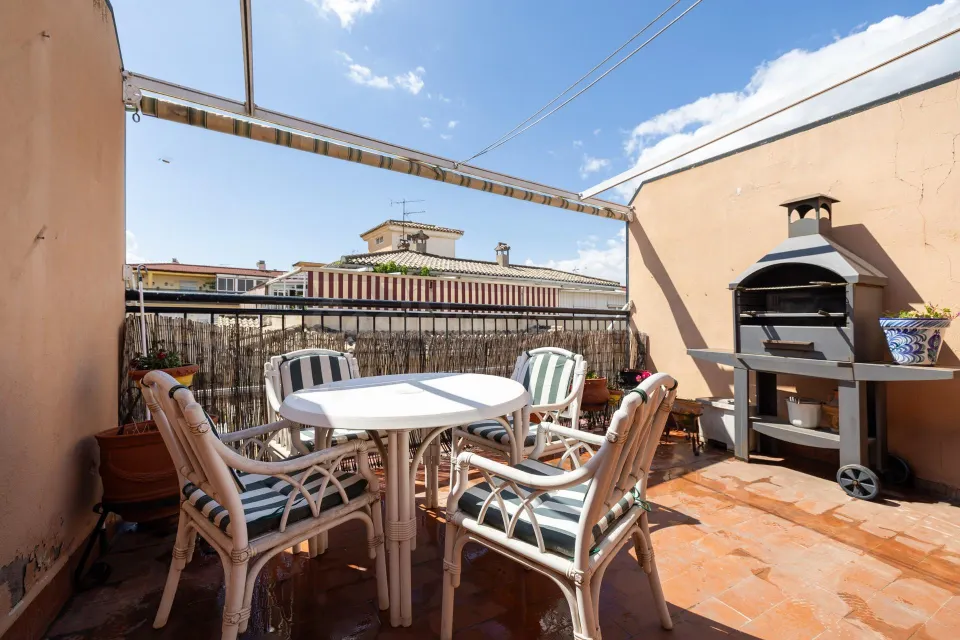 Exclusiva vivienda con gran terraza y múltiples posibilidades frente a Plaza José Zamora en Maracena.
