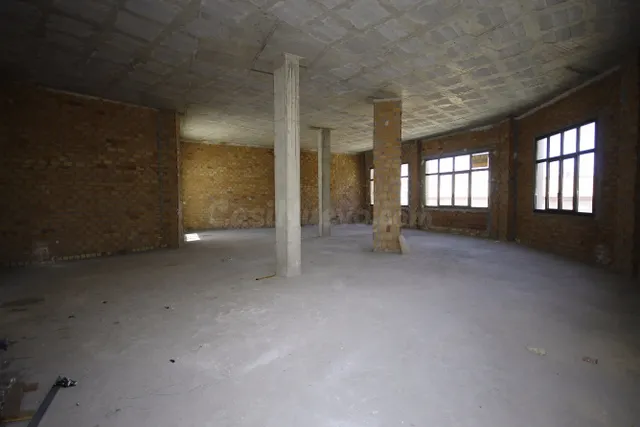 Local en 2 plantas, con patio, escaparate y ascensor en Beca