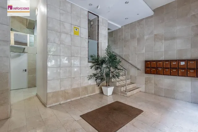 PISO JUNTO A HIPERCOR · ÚLTIMA PLANTA · MUCHA LUZ · ASCENSOR · METRO — 22