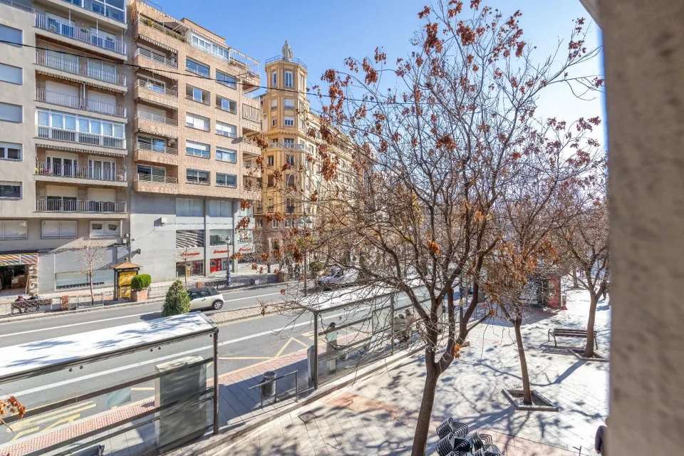 OFICINA DE  ALQUILER EN PLENO CENTRO DE GRANADA.