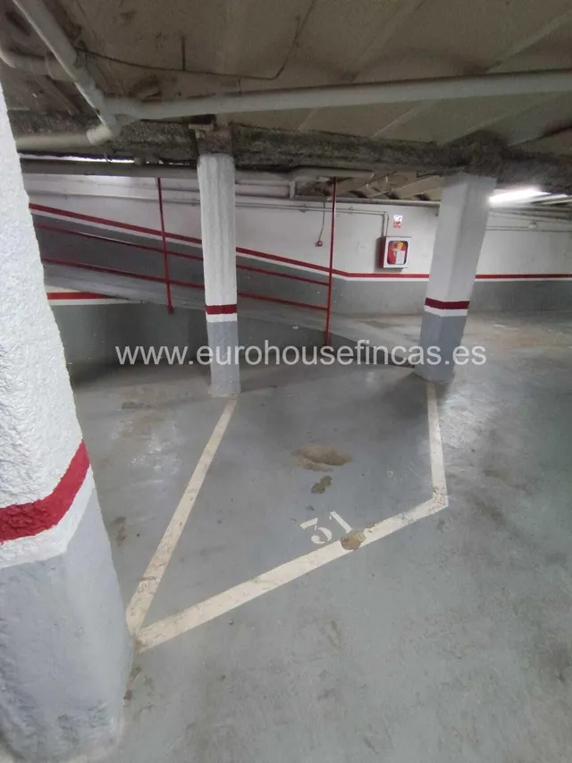 ¡Oportunidad de compra! Plaza de aparcamiento en venta en la Calle Portbou, Sants! — 8