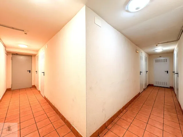 Apartamento de 2 dormitorios con patio, garaje y trastero en Ronda Sur — 39