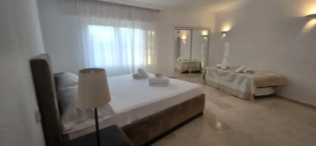 Piso amplio y luminoso de tres dormitorios  en primera línea de playa en Hacienda Beach II-III | CABANILLAS REAL ESTATE — 8