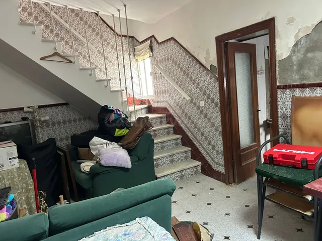 CASA DE DOS PLANTAS EN EL CENTRO PARA REFORMAR.