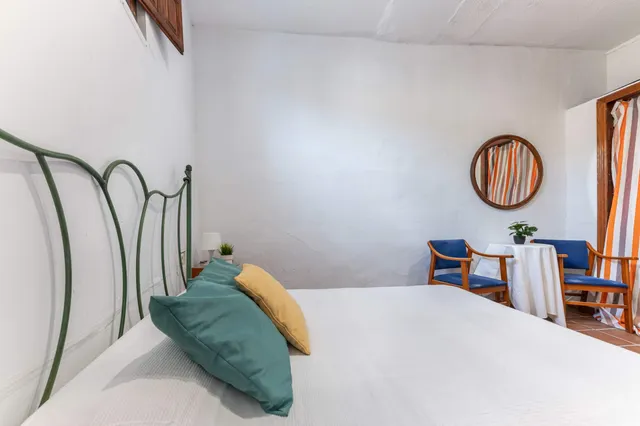 "Carácter rústico junto al mar, tu chalet para reinventar." — 22