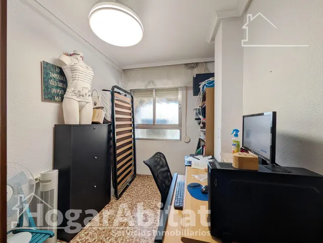 ¡UBICACIÓN IDEAL! AMPLIO, LUMINOSO Y EXTERIOR CON BALCÓN, TODO AMUEBLADO — 25
