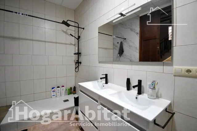 REFORMADO Y AMPLIO CON TECHOS ALTOS, PISCINA Y MUCHO ESTILO ¡TE ENCANTARÁ! — 42
