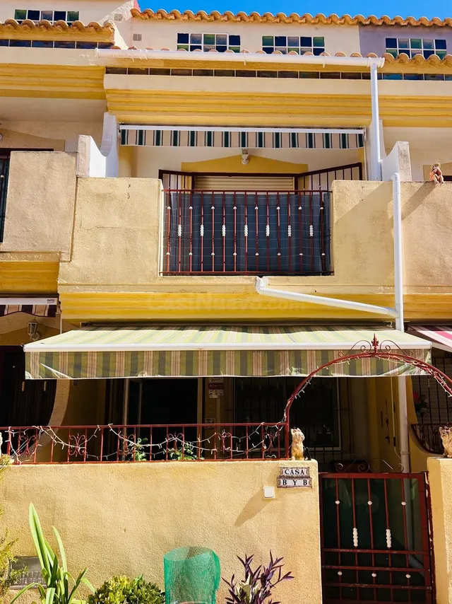 Chalet adosado de 3 dormitorios con terraza y piscina comunitaria en Playa Flamenca — 5