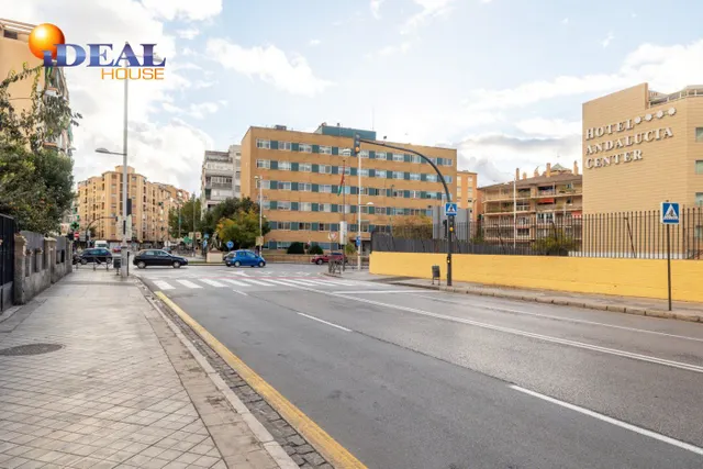 Localazo en esquina con mas de 30 de fachada. Avd de Dilar junto ambulatorio del Zaidín — 18