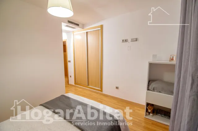 Vive con el confort de un residencial con piscina en este luminoso piso con balcón — 12