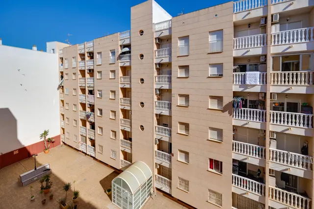 Apartamento de 2 dormitorios con piscina comunitaria en Torrevieja — 25
