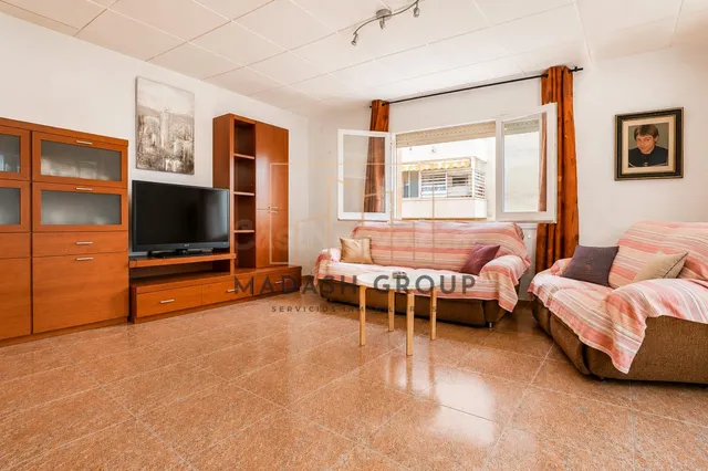 Piso en venta en Salou con 4 habitaciones y gran terraza a d - foto 2
