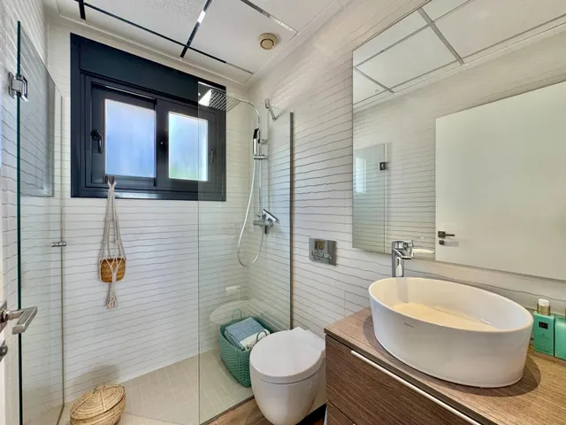 elegante villa con vistas parciales al mar. — 29