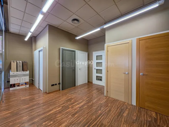? Amplio Local Esquinero de 300 m2 en Excelente Estado en La Nova Balàfia — 12