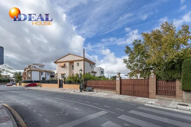 Gran casa con parcela y piscina en Cájar — 35