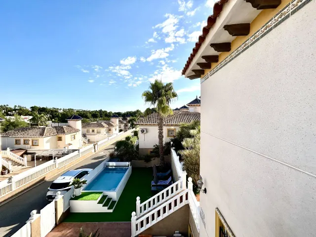 Villa de 4 dormitorios y 3 baños en villamartin (orihuela costa) — 36