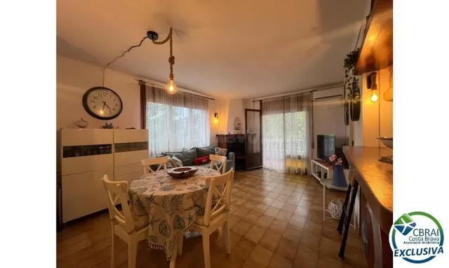 Bonito piso en venta en la zona comercial de Empuriabrava - foto 5