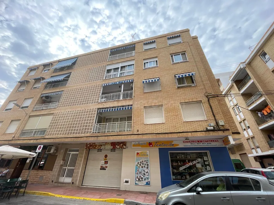 Apartamento de esquina, totalmente exterior y con terraza cerrada en Guardamar del Segura