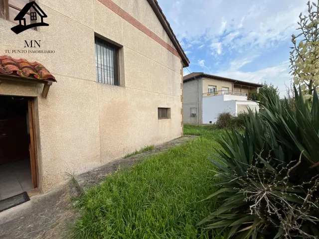 Casona Independiente Tradicional de Piedra con Balconada y Jardín Urbano en Penagos — 28