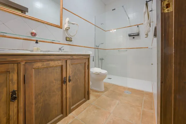 Espectacular chalet con piscina de diseño, jardín de 2.000 m2 y 4 dormitorios con baño propio — 29