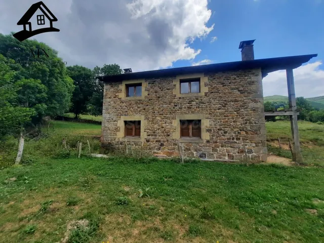 Exclusivo conjunto pasiego en Yera: 2 cabañas tradicionales 