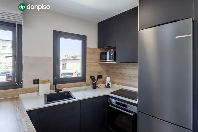 Estudio de reciente construcción con piscina, garaje y zonas comunes en Granada — 10