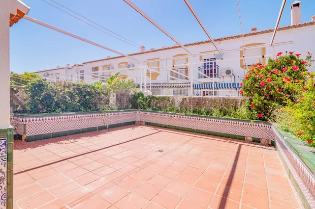 Chalet adosado en Salobreña playa, urb. privada con piscina y jardines. — 23