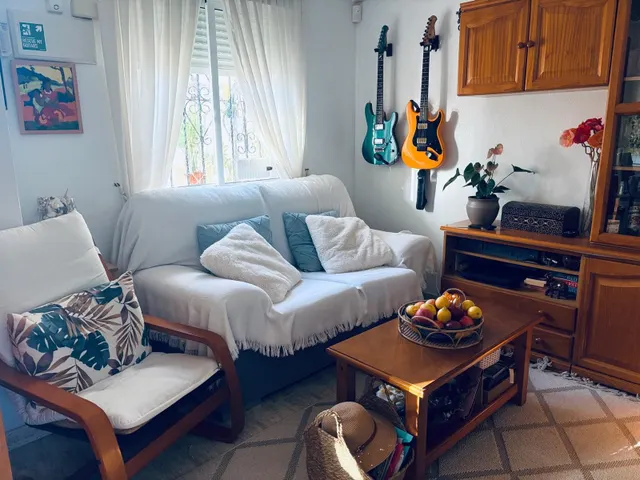 Apartamento esquinero luminoso y espacioso de dos plantas (aprox. 90 m2 - plantas 1 y 2) con gran terraza en la planta baja, 3 balcones (2 al sur y 1 al norte) y una gran piscina comunitaria. — 6