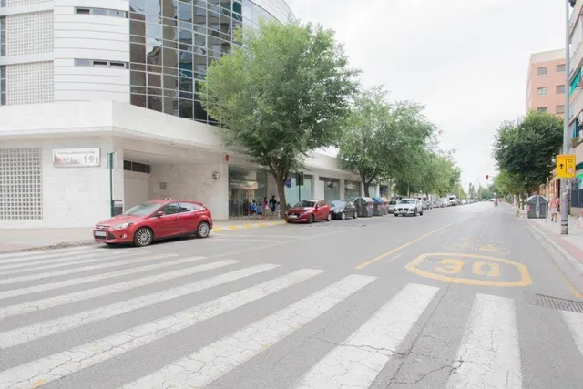 Se vende plaza de aparcamiento cerrada junto Alhamar — 16