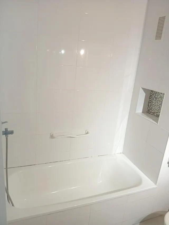 Amplio y luminoso piso de 3 dormitorio con impresionantes vistas al mar en la Carihuela, Torremolinos — 24