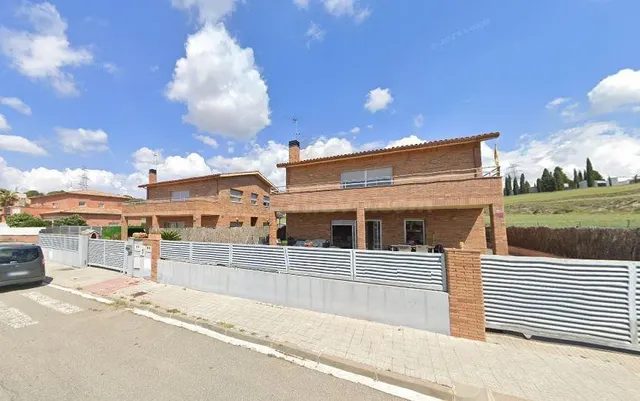 SE VENDE piso OKUPA en Calle Collsabadell 108 de Llinars del - foto 2