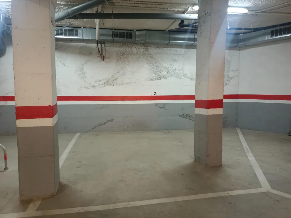 Plaza de Parking coche en venta de 19 m2 muy bien ubicada