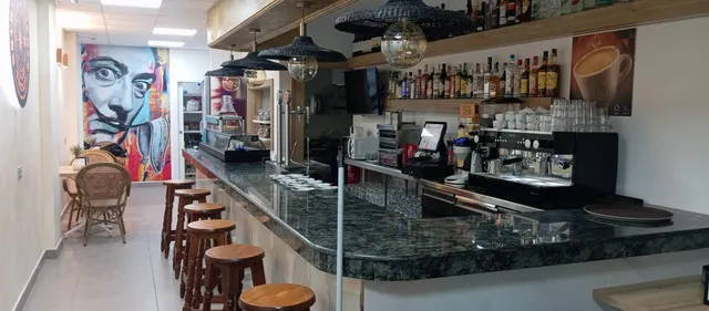 ¡Oportunidad Única! Local Comercial Reformado en el Corazón de Águilas por solo €80,000 — 5