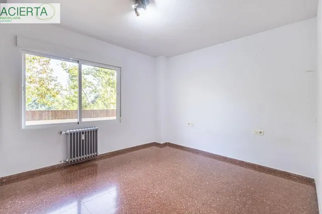 Piso con plaza de garaje cerrada junto a La Inmaculada, frente al río Genil. — 14