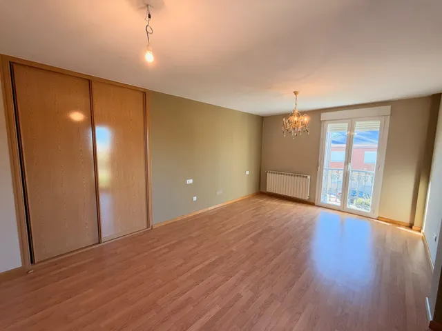 VENTA: Amplio Chalet en la Exclusiva Zona de Compostilla. — 7