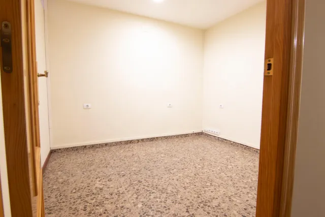 LOCAL COMERCIAL EN VENTA EN CALLE BENIGAFULL — 18