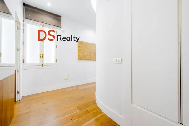 Ds realty presenta | vivienda exterior con tres balcones y terraza frente al templo de debod — 9