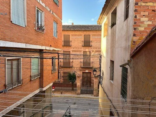 CASA ADOSADA DE 3 PLANTAS EN BLANCA