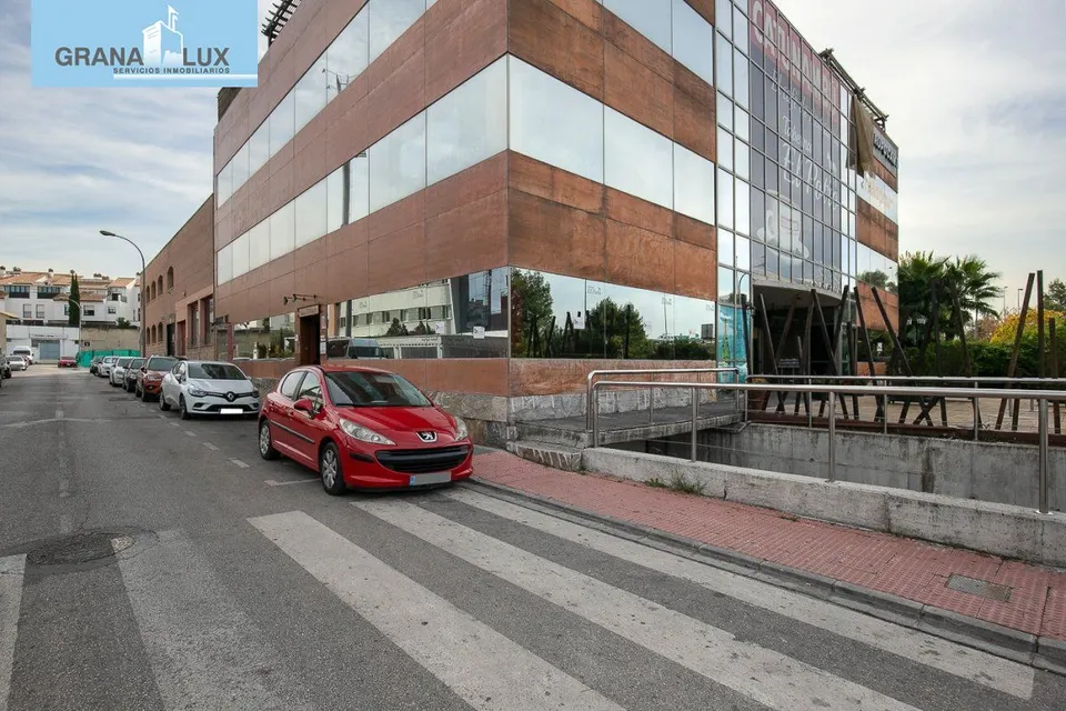 Espectacular edificio a las puertas de Granada , con un uso terciario , con 5 plantas.